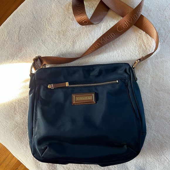 Calvin Klein ✨ Navy Blue/Tan Crossbody Bag - Picture 2 of 10